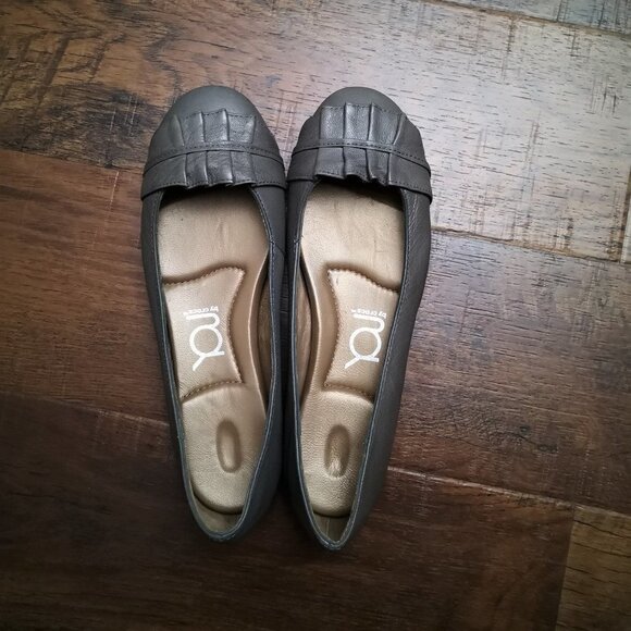 You by Crocs Ruffled Toe Leather Flats Grey Size 9 - Picture 5 of 6